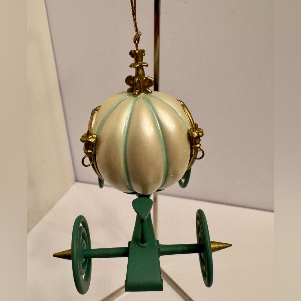 WDCC Enchanted Places “An Elegant Coach for Cinderella” Ornament - Picture 8 of 13
